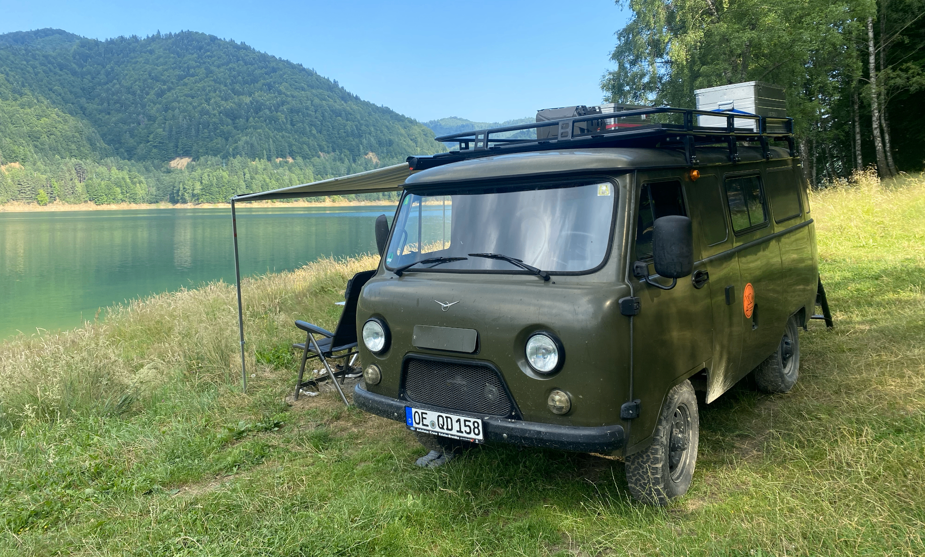 UAZ Buchanka am Bergsee mit ausgefahrener Markise