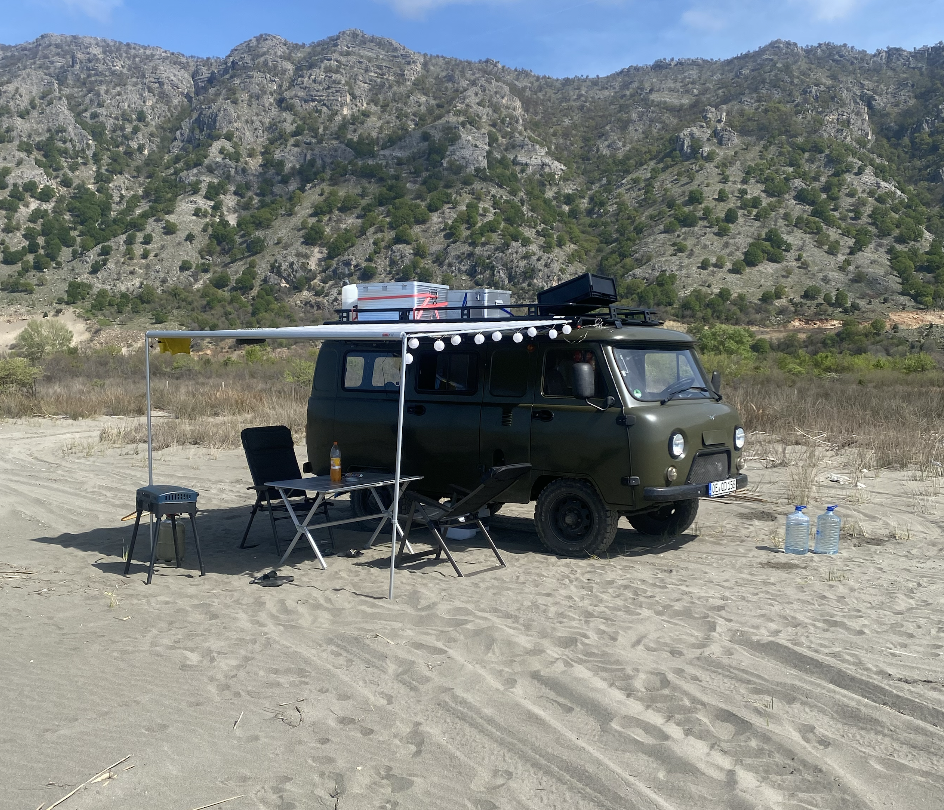 UAZ Buchanka am Strand mit Markise und Camp Setup