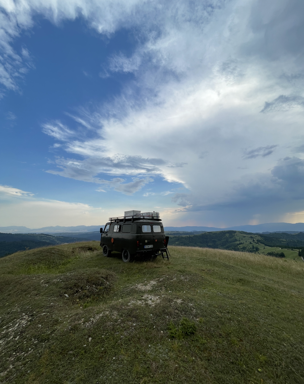 UAZ Buchanka auf einem Höhenzug unter weitem Himmel