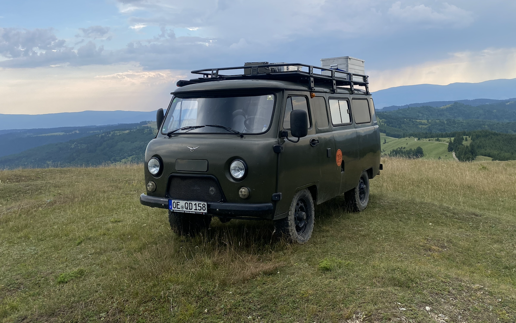UAZ Buchanka am See bei Sonnenaufgang